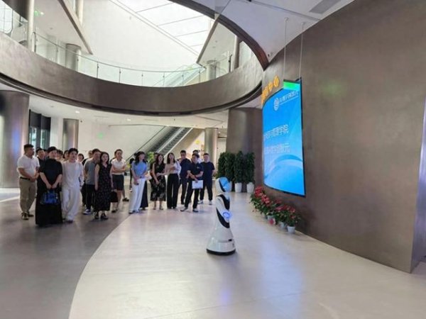 尚红网 金牛产业园迎来电子科技大学考察团