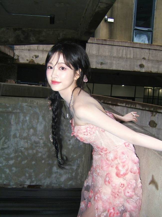 杨肸子晒夏日随拍明媚多姿 头扎麻花辫青春元气