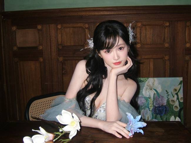 杨肸子晒夏日随拍明媚多姿 头扎麻花辫青春元气