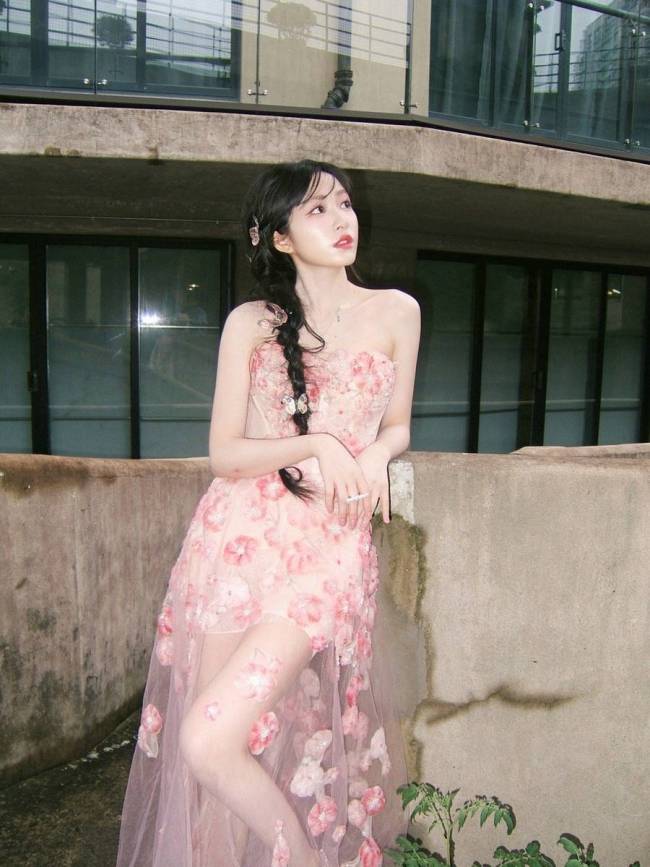 杨肸子晒夏日随拍明媚多姿 头扎麻花辫青春元气