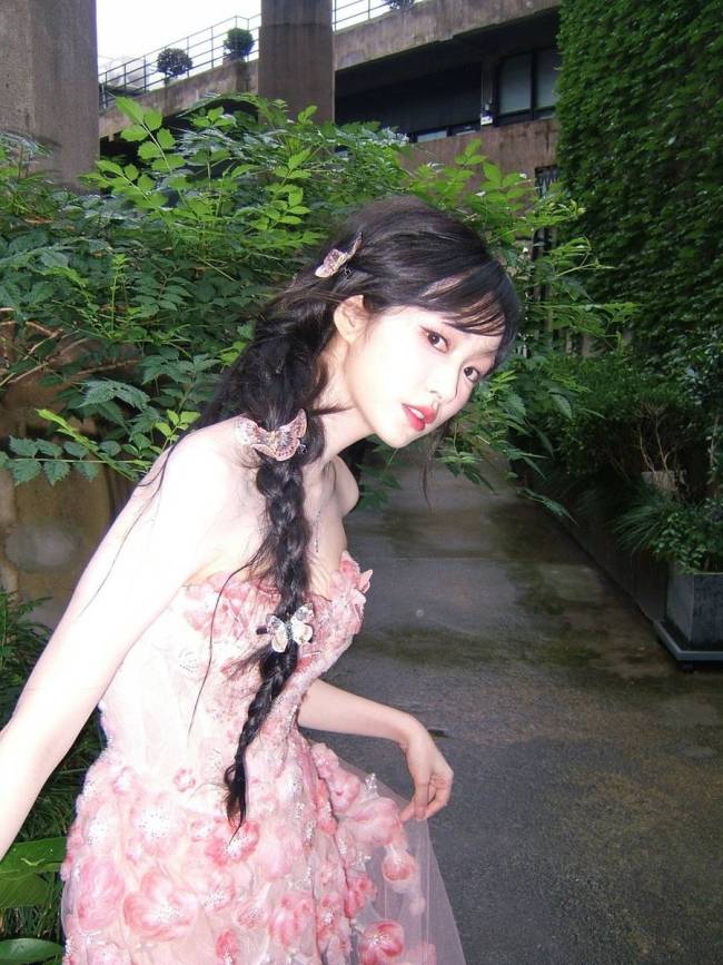 杨肸子晒夏日随拍明媚多姿 头扎麻花辫青春元气