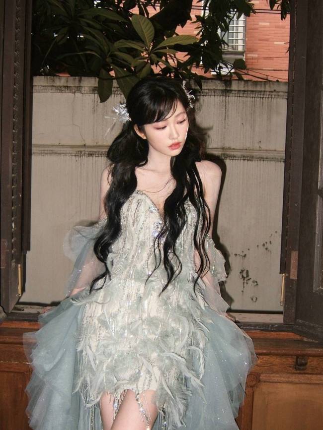 杨肸子晒夏日随拍明媚多姿 头扎麻花辫青春元气