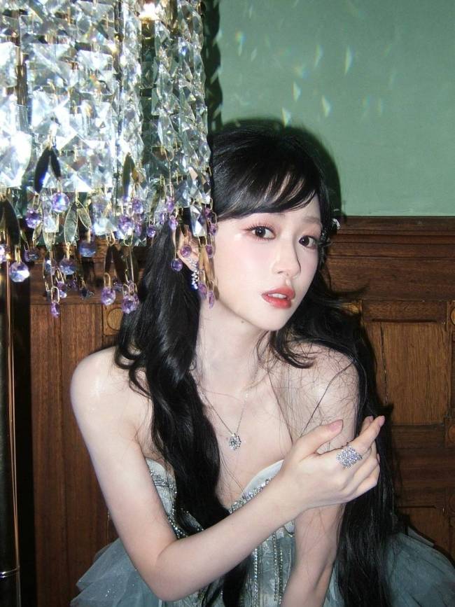 杨肸子晒夏日随拍明媚多姿 头扎麻花辫青春元气