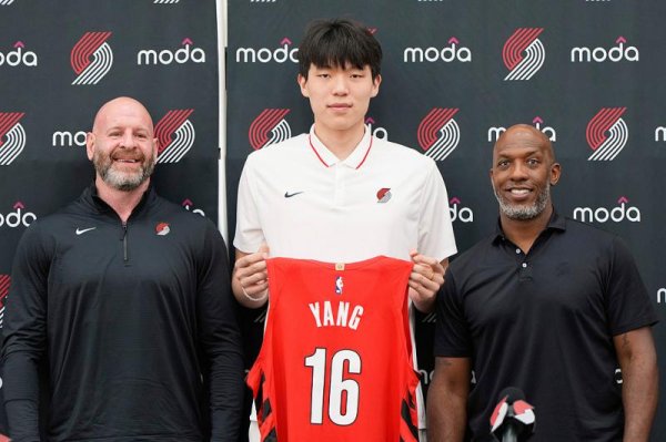 盛谷策略 NBA｜杨瀚森发布会秀幽默：争取下次把翻译踢掉