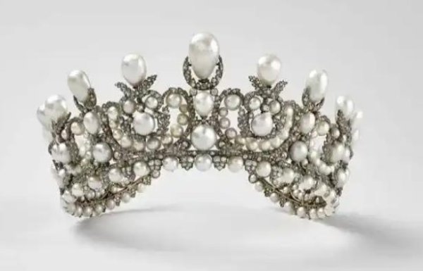 钱坛子 卢浮宫失窃文物清单公布，共8件无价之宝，正在追捕4名涉案嫌疑人